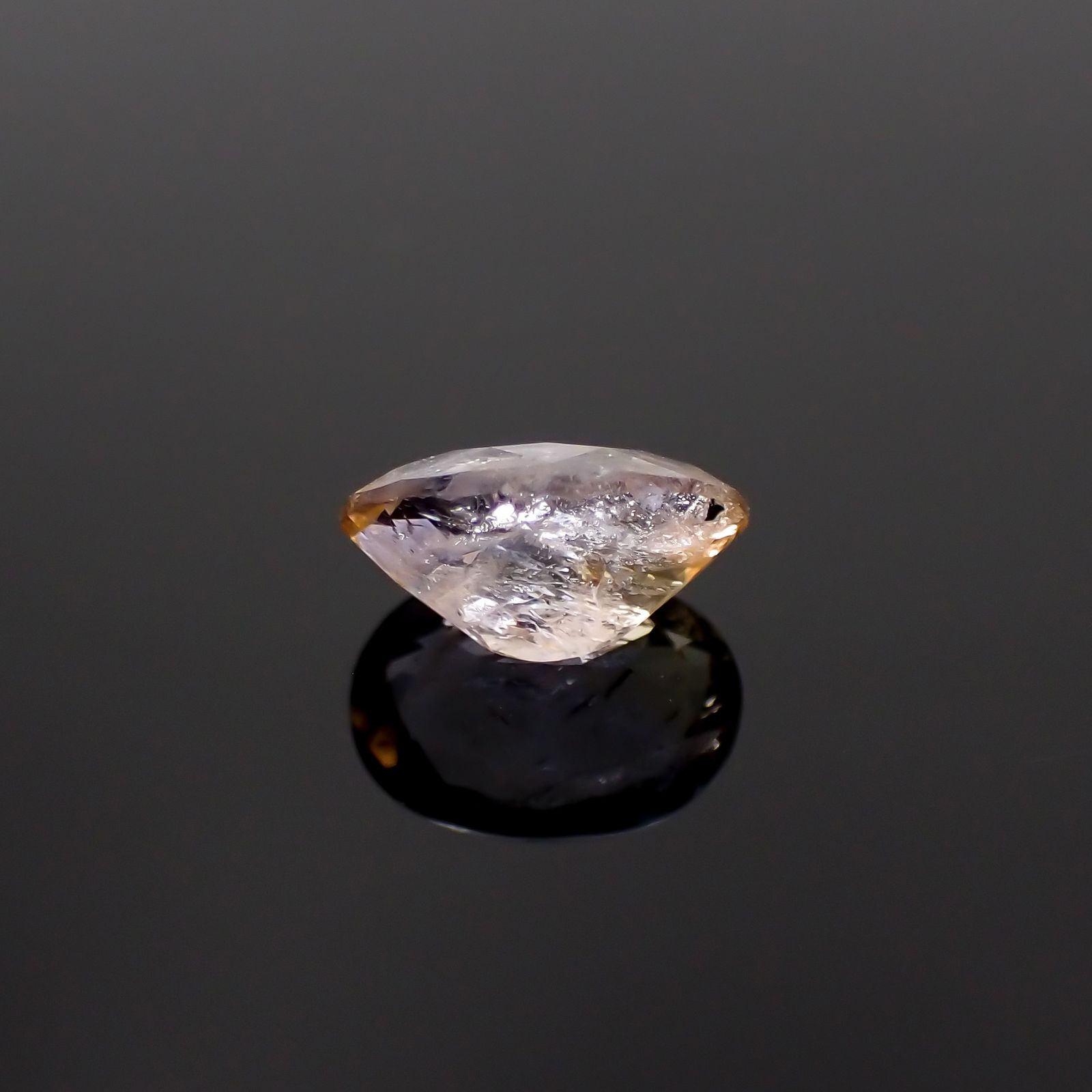 バイカラーマグネシオアキシナイト フルオレッセンス(宝石名マグネシオ・アキシナイト)タンザニア産 0.847ct ソ付(日独)[230421873]7.22x5.16mm前後