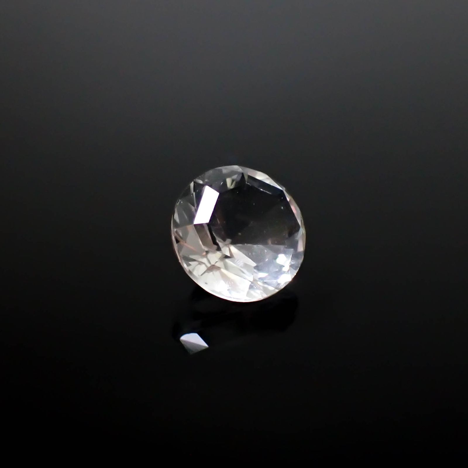 カラーレスフローライト フルオレッセンス イギリス産 2.67ct [250430154]8.4x8.3mm前後