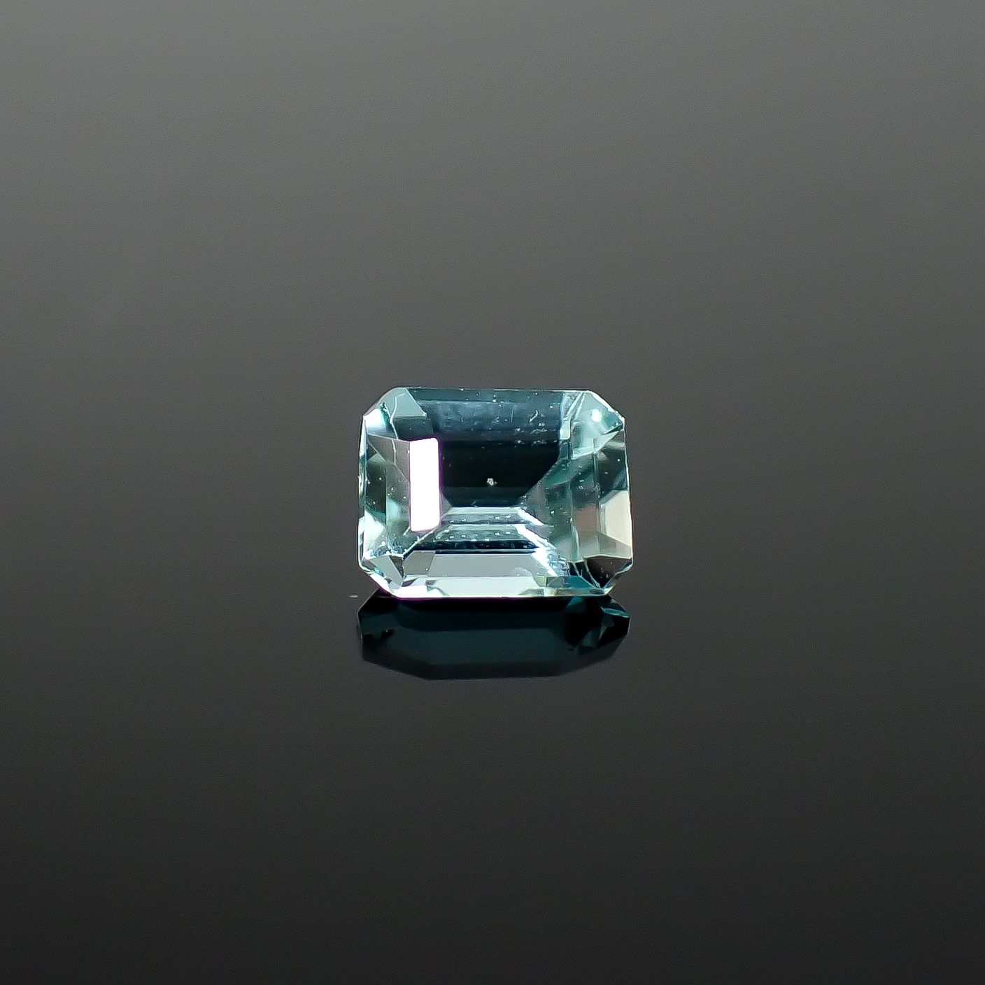 グランディディエライト(宝石名グランディディエライト) マダガスカル産 識別済 0.24ct / 4.2x3.3mm前後 [26019847]