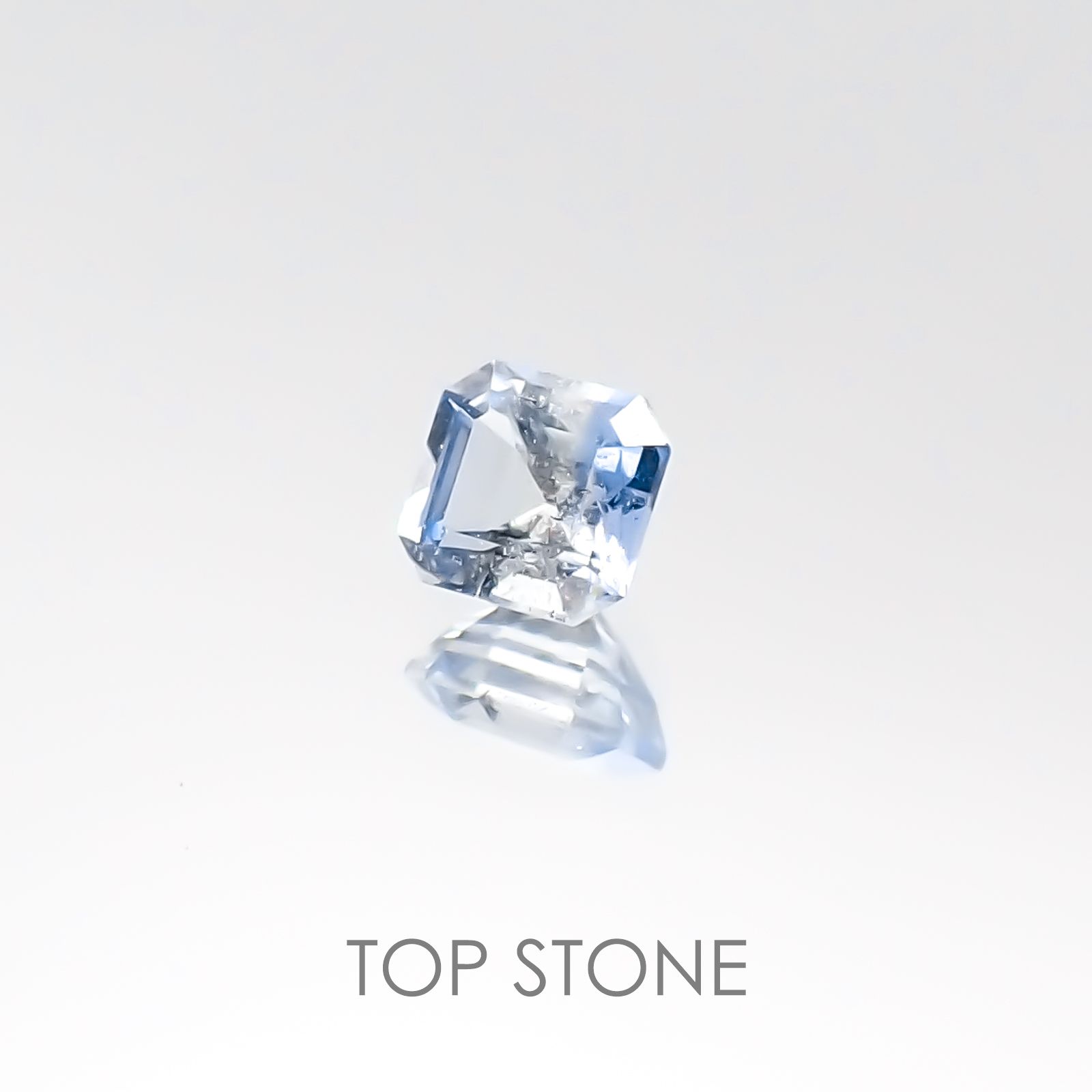 ジェレメジェバイト(宝石名エレメジェバイト)ナミビア産 0.224ct ソ付(彩珠)[220817284]3.4x3.2mm前後