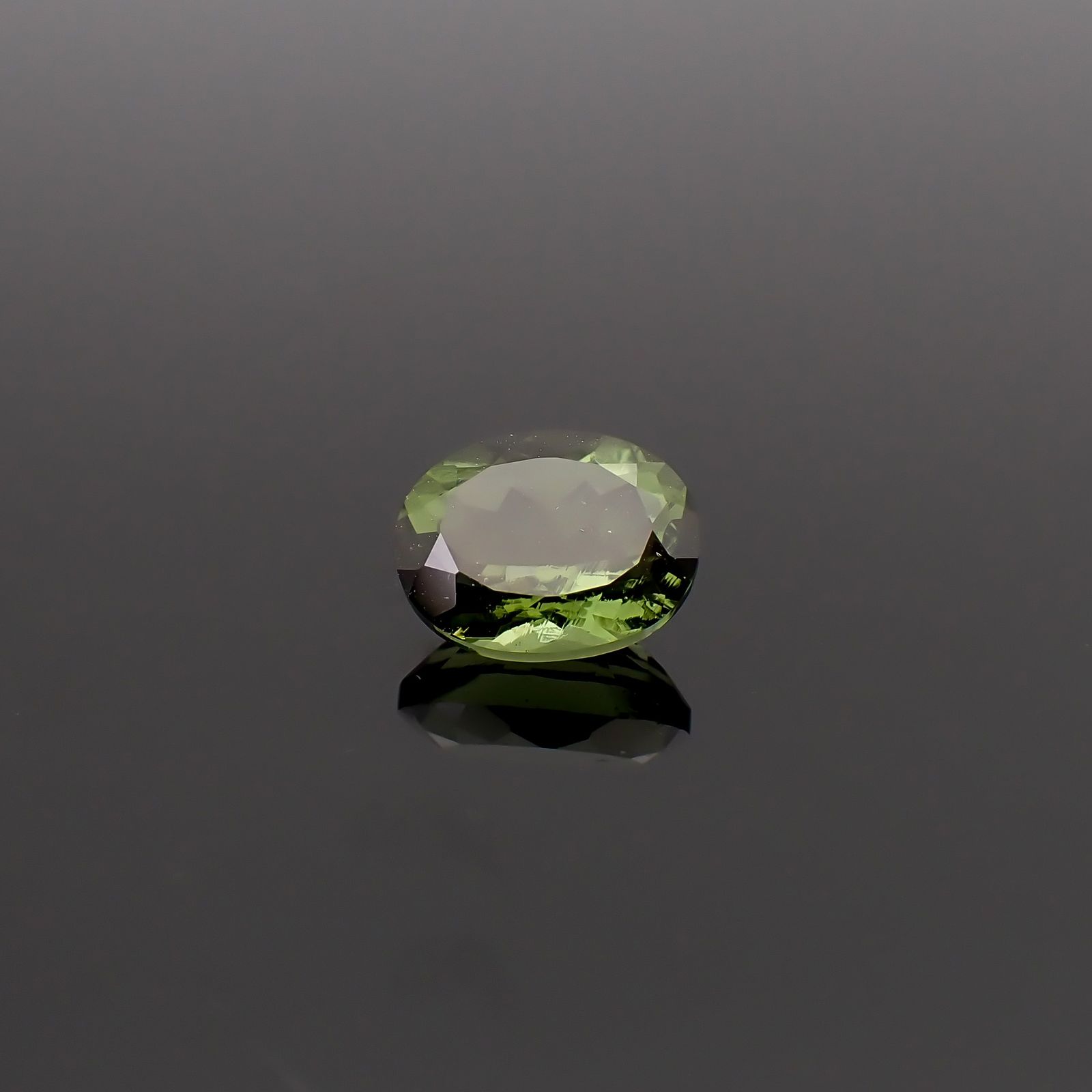 モルダバイト 発見地：旧チェコスロバキア 1.72ct / 9x7.1mm前後 [260832688]