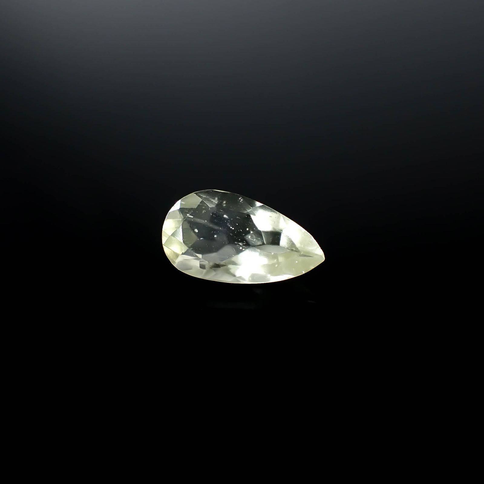 リビアングラス 発見地：エジプト・リビア砂漠 3.39ct / 15.8x8.7mm前後 [251131307]