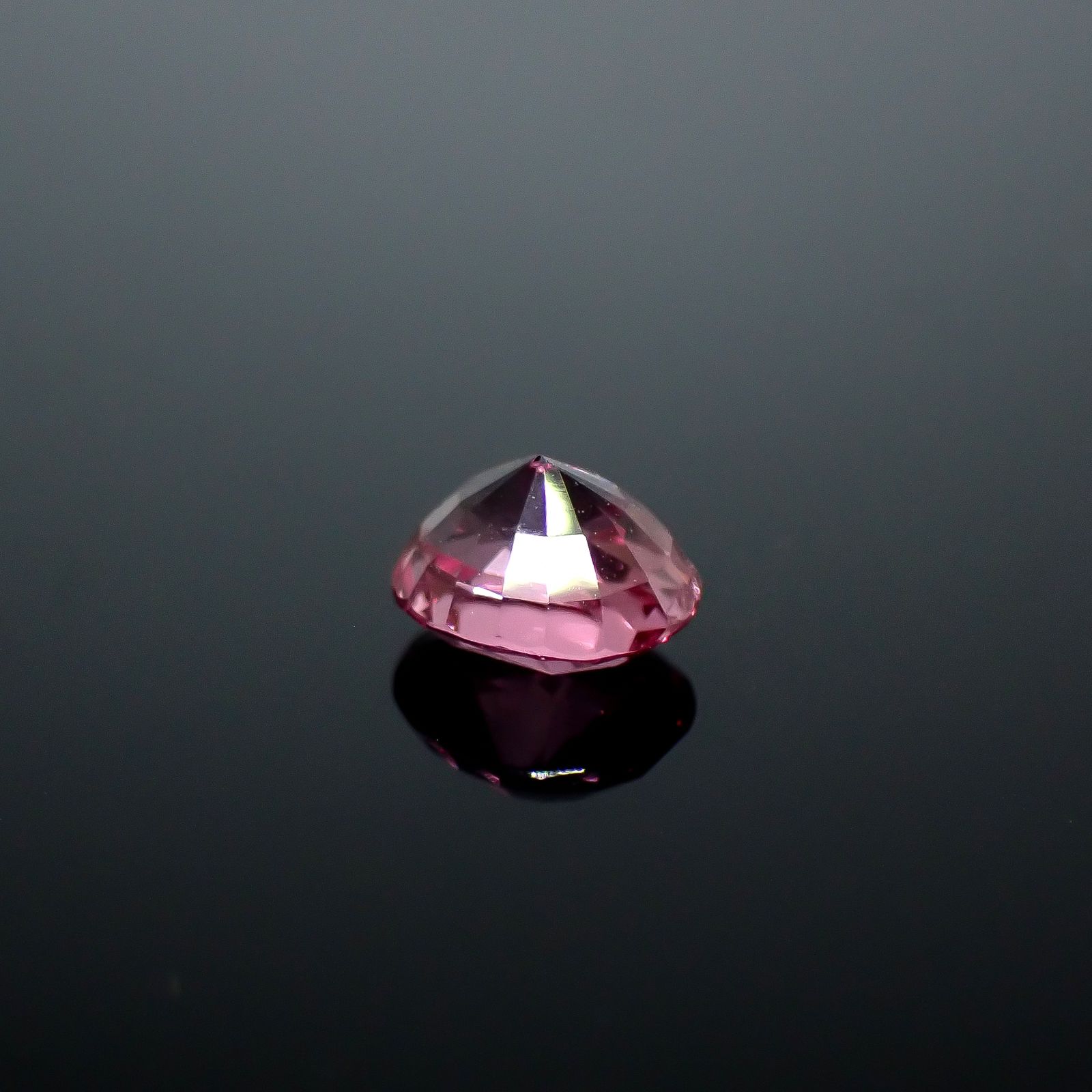 パパラチャサファイア(宝石名サファイア/別名パパラチャ・サファイア)スリランカ/マダガスカル産 DGL鑑付 0.919ct / 5.81x5.12mm前後 [251031286]