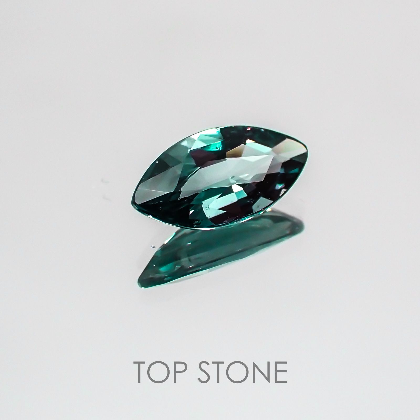 カラーチェンジガーネット(アレキタイプ) マダガスカル・ベキリー産 ルース 0.912ct[21029476]9.2×4.8mm前後