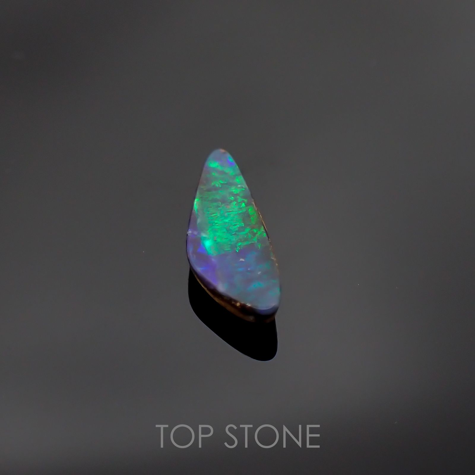 ボルダーオパール 原石磨き(宝石名ボルダー・オパール) オーストラリア産 2.217ct ソ付(彩珠)[210611313]18×6.1mm前後