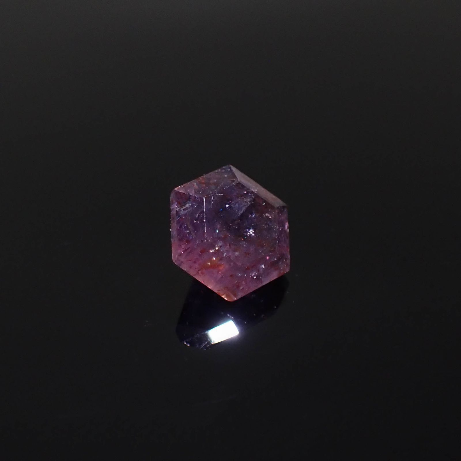 ◇ヘキサゴンカット◇ブラッドショットアイオライト インド産 0.91ct[230320938]6.1x6mm前後