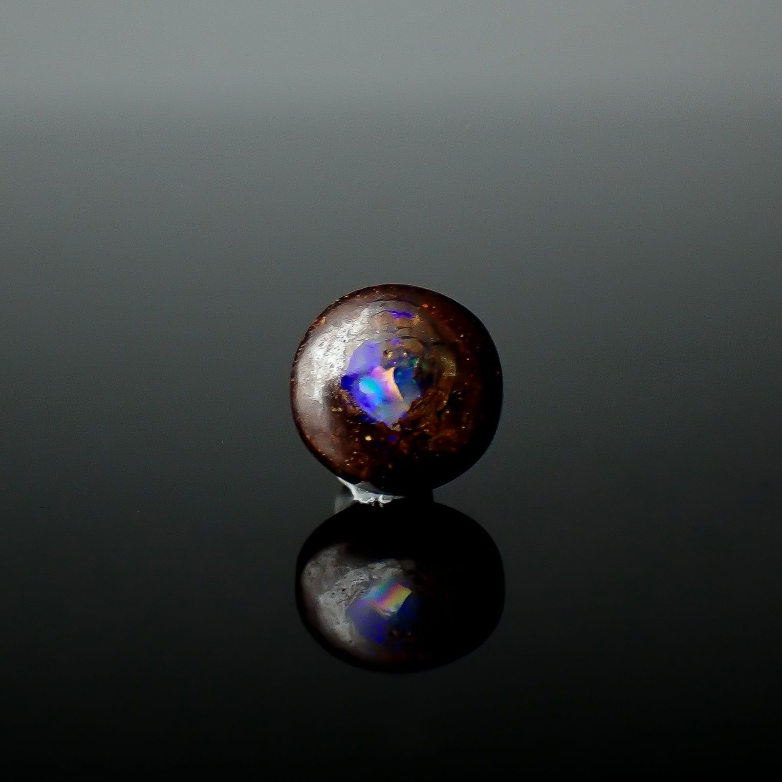 ウッドオパール オーストラリア産 0.55ct / 6.1x6.1mm前後 [251131297]