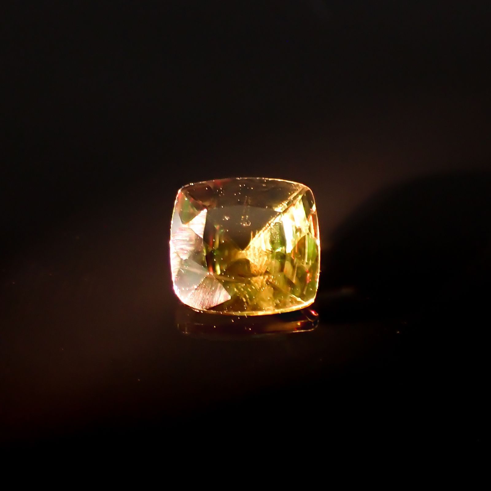 カラーチェンジスフェーン パキスタン産 0.79ct [230120040]5.9x5.5mm前後