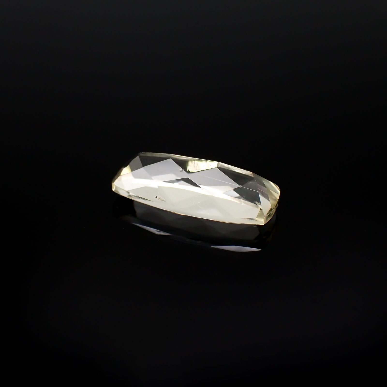 イエロースキャポライト(宝石名イエロー・スキャポライト)ブラジル・ミナスジェライス州産 識別済 2.17ct / 13x5.9mm前後 [251118023]
