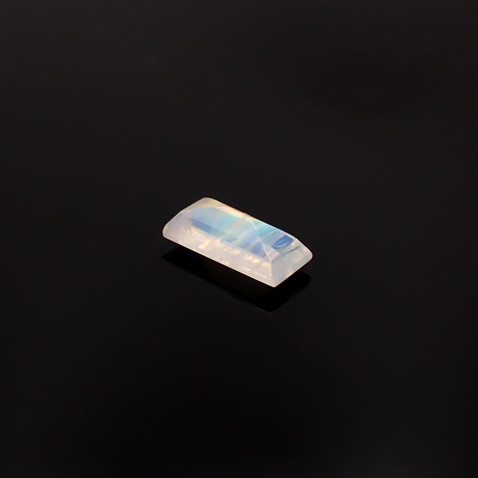 レインボームーンストーン インド・ビハール産 3.33ct / 13.2x6mm前後 [260431967]
