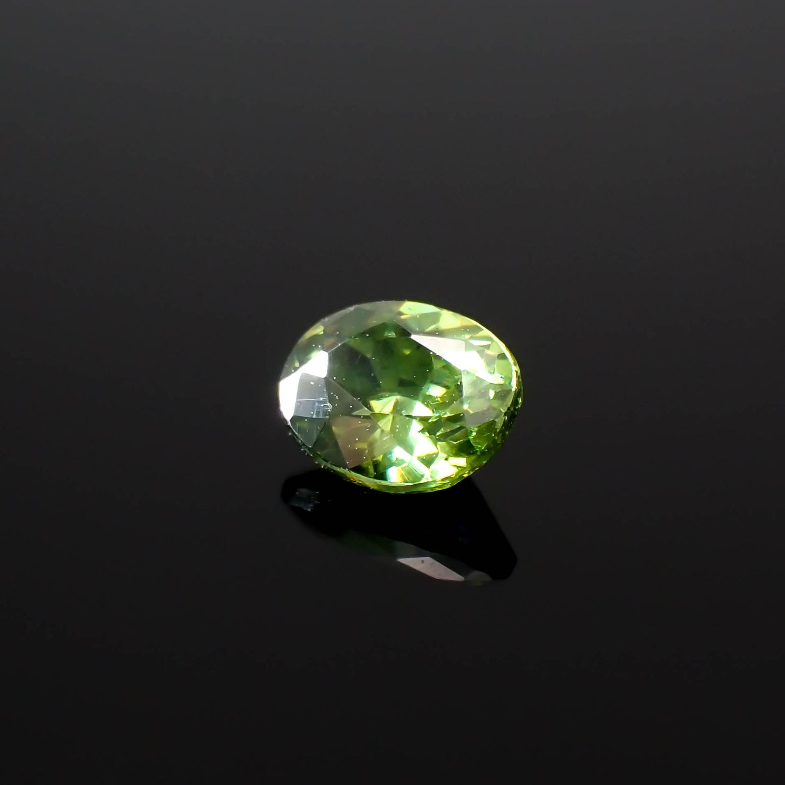 グリーンスファレライト(宝石名グリーン・スファレライト)ブルガリア産 0.355ct ソ付(彩珠)[231225081]4.5x3.6mm前後
