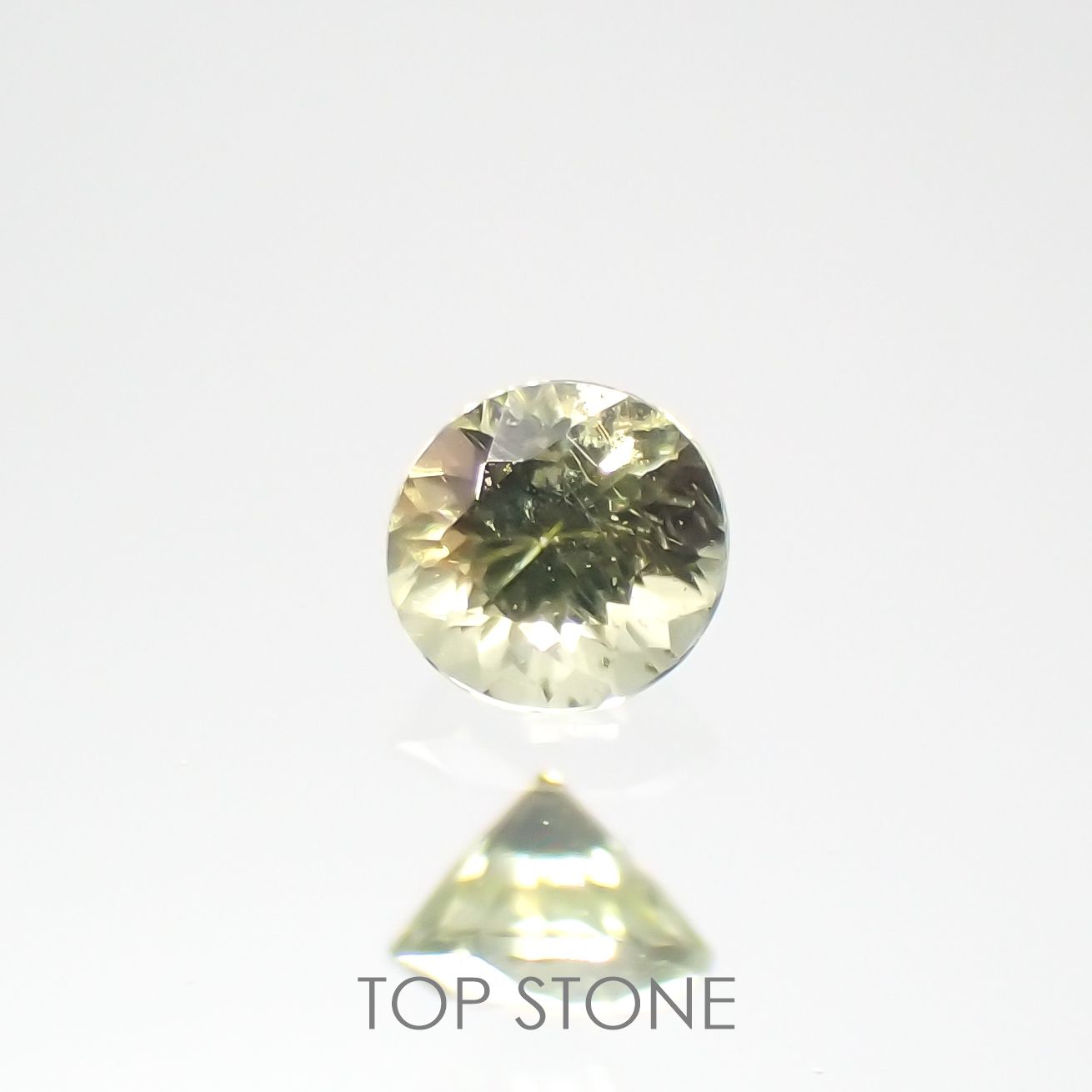 パラサイティックペリドット(宝石名ペリドット) 採取地：ロシア 0.033ct 識別済[210812869]1.7×1.7mm前後