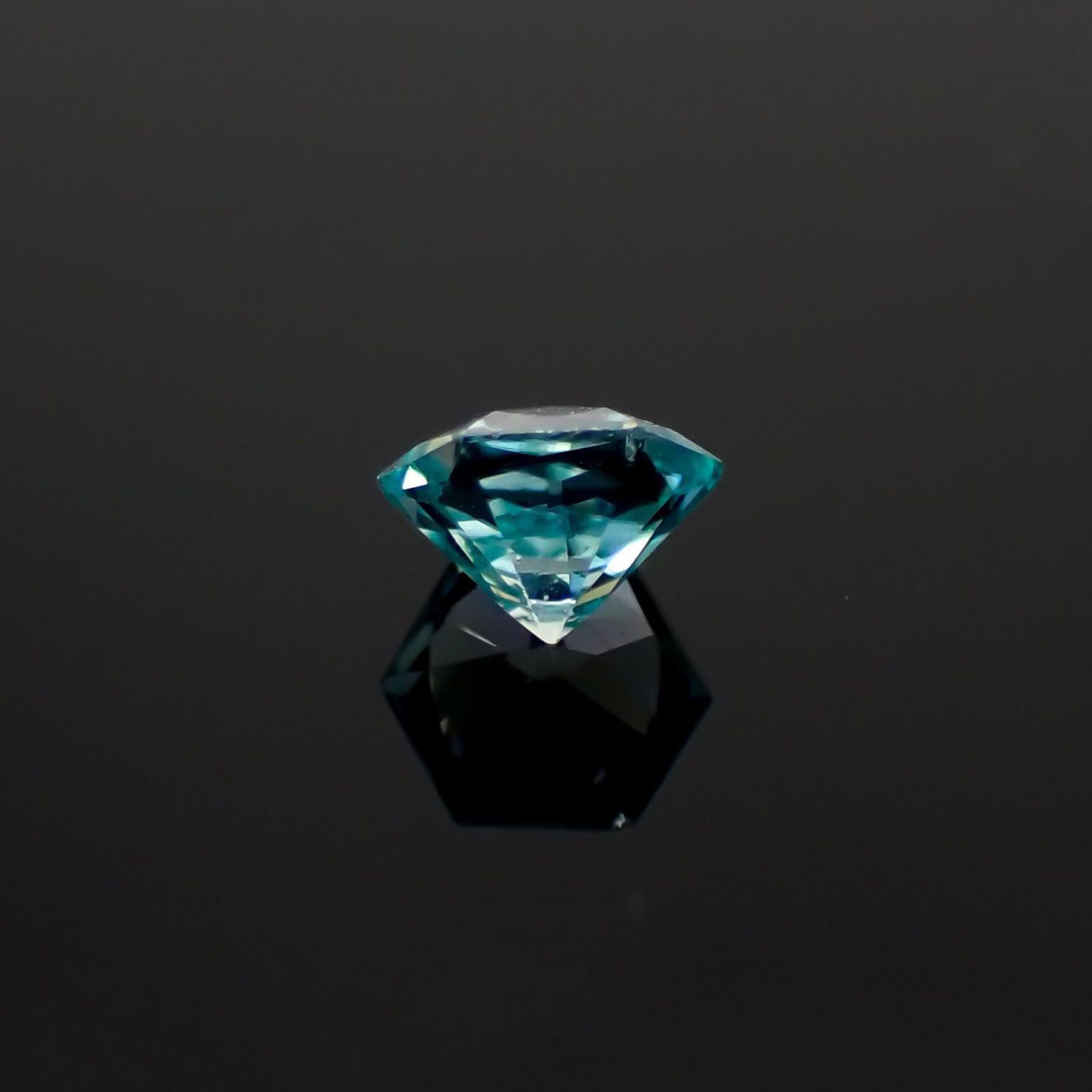 ◇ヘキサゴンカット◇アイスブルージルコン(宝石名ジルコン)カンボジア産 0.80ct 識別済[230320857]4.9x4.7mm前後