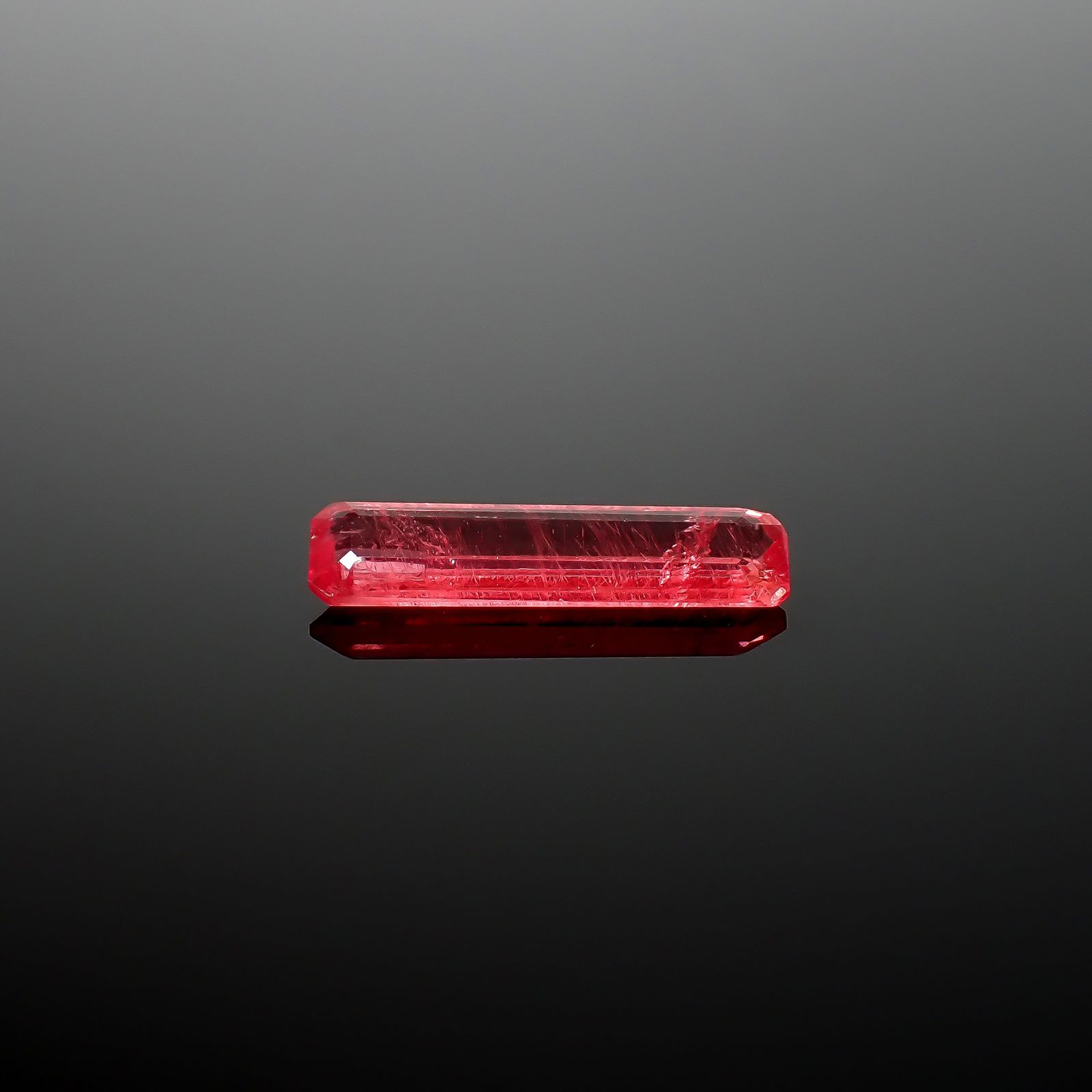 ロードナイト(宝石名ロードナイト)ブラジル産 識別済 1.66ct / 15.1x3.7mm前後 [260732655]