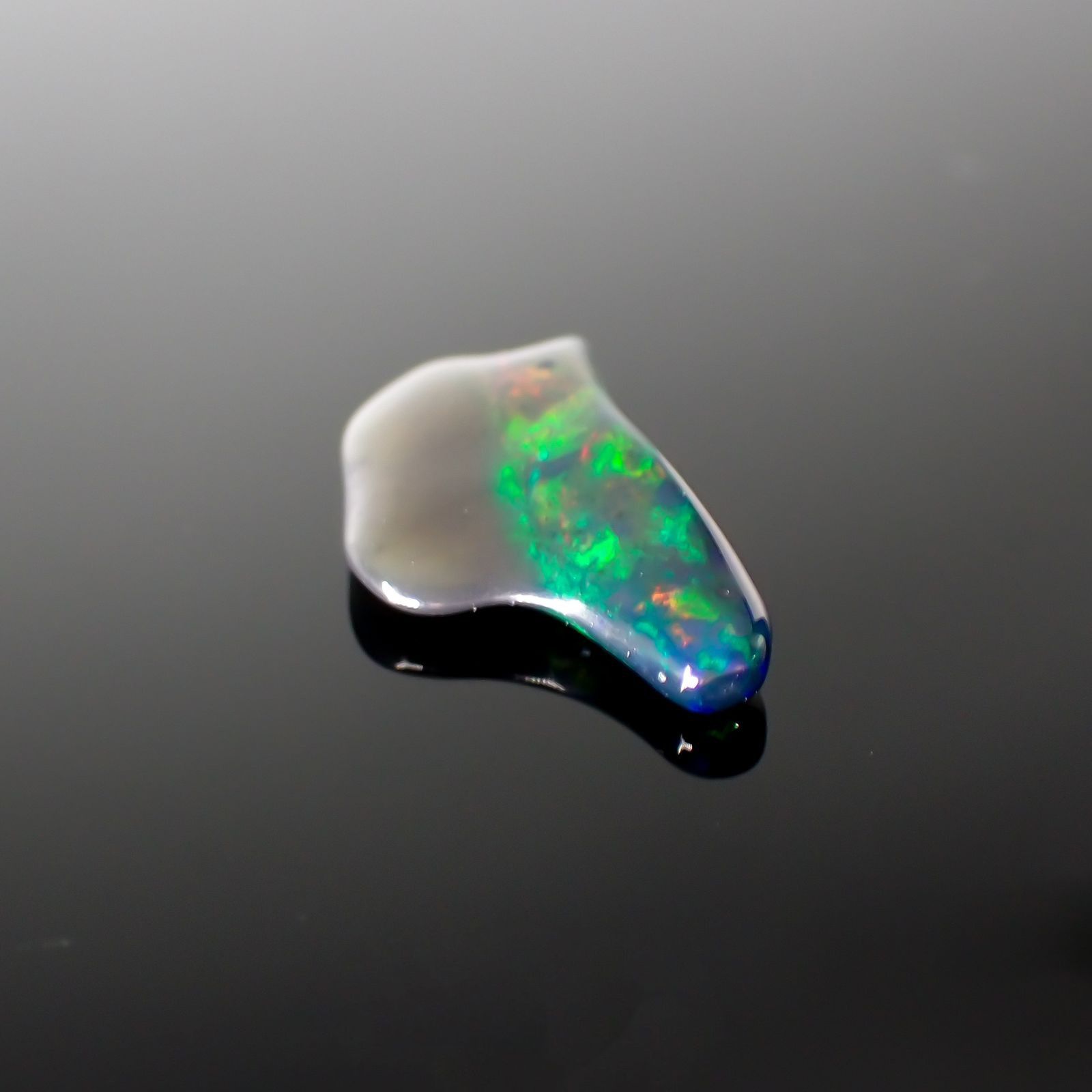 ◇バロック型◇ブラックオパール(宝石名オパール/加熱処理) エチオピア産 識別済 1.48ct / 14.4x8.2mm前後 [211013515]