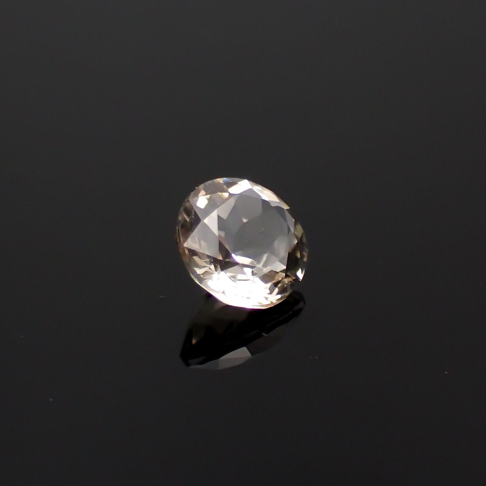 含バリウム・サニディン(宝石名サニディン)ドイツ産 0.69ct 識別済[231224969]5.8x5.8mm前後