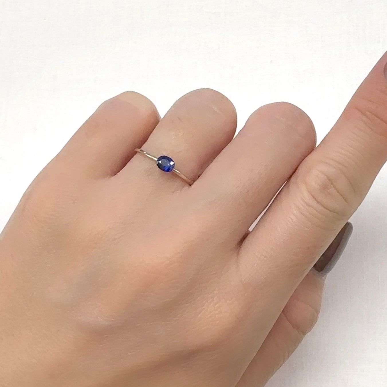 サファイア(宝石名サファイア)スリランカ/マダガスカル産 0.40ct 識別済[241029190]4.5x3.6mm前後