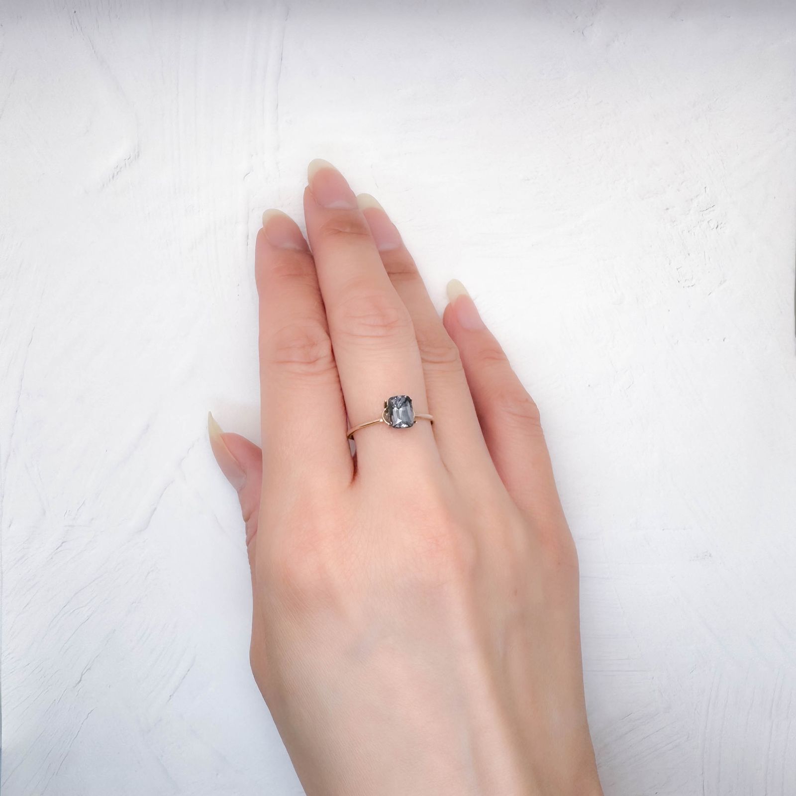 プラチナスピネル(宝石名スピネル)ビルマ産 0.98ct 識別済[250730753]6.6x4.7mm前後