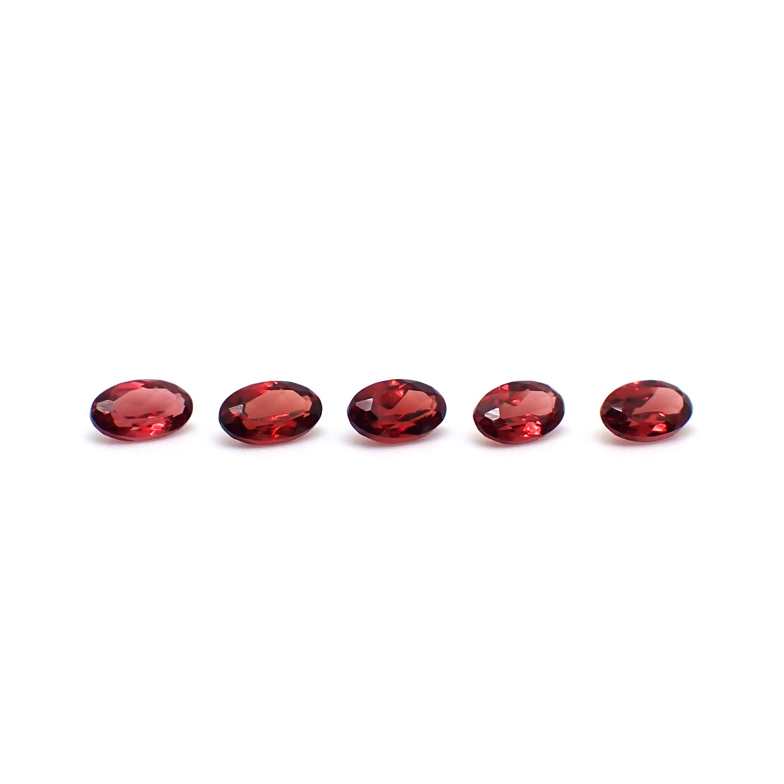 ◇ランダムセレクト◇パイロープアルマンディンガーネット モザンビーク産 約0.28ct / 5x3mm前後 [260532207-PAC]