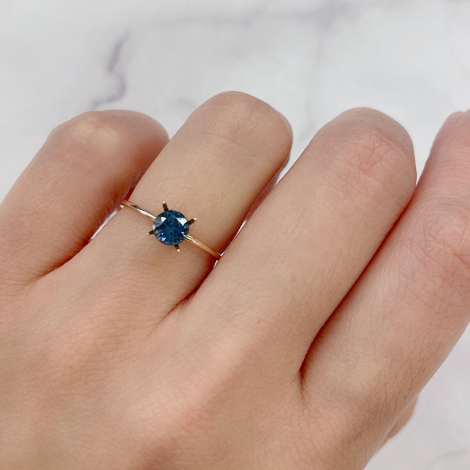 モンタナサファイア(宝石名ブルー・サファイア) アメリカ・モンタナ州産 0.677ct ソ付(彩珠)[210711668]5×5mm前後