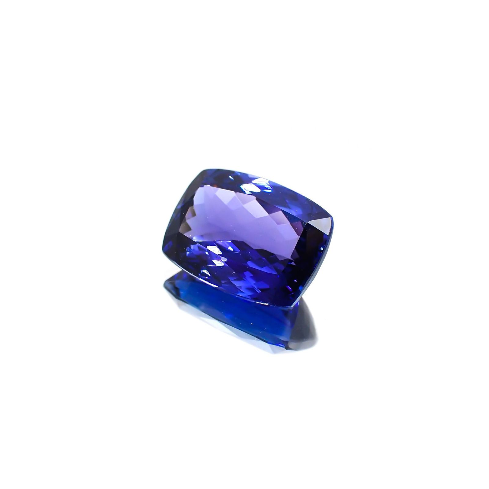 タンザナイト(宝石名タンザナイト) タンザニア産 ソ付(彩珠) 5.755ct / 12.6x9.1mm前後 [210310319]