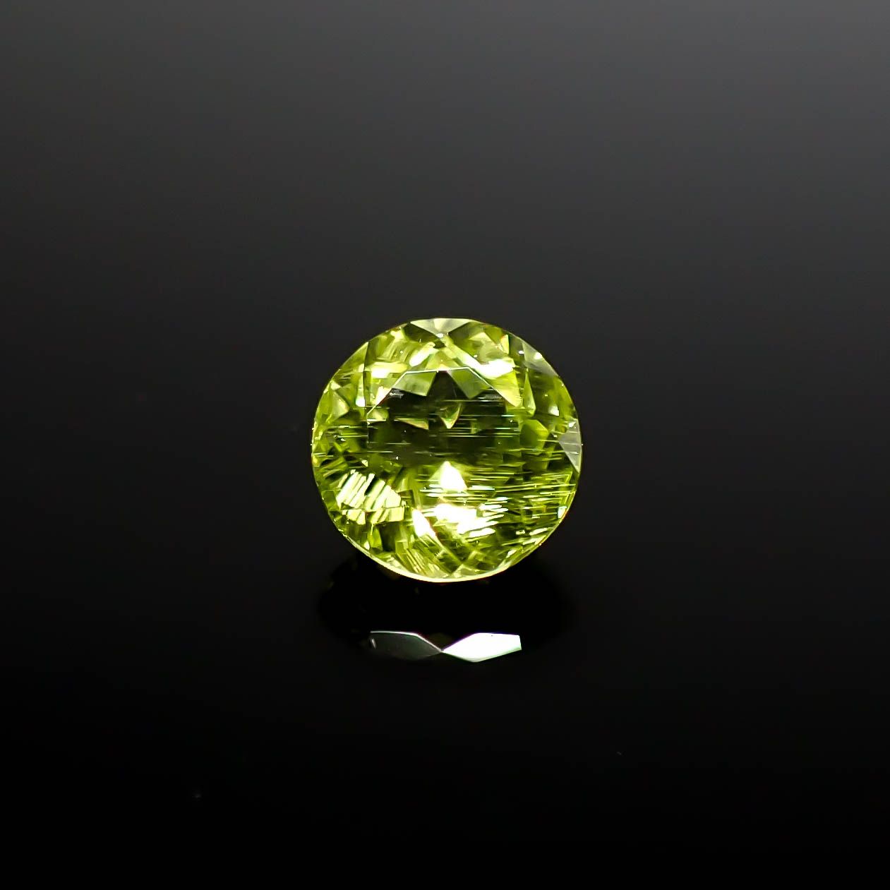 パラサイティックペリドット 採取地：インドネシア・ジェパラ 0.43ct [250730746]4.5x4.5mm前後