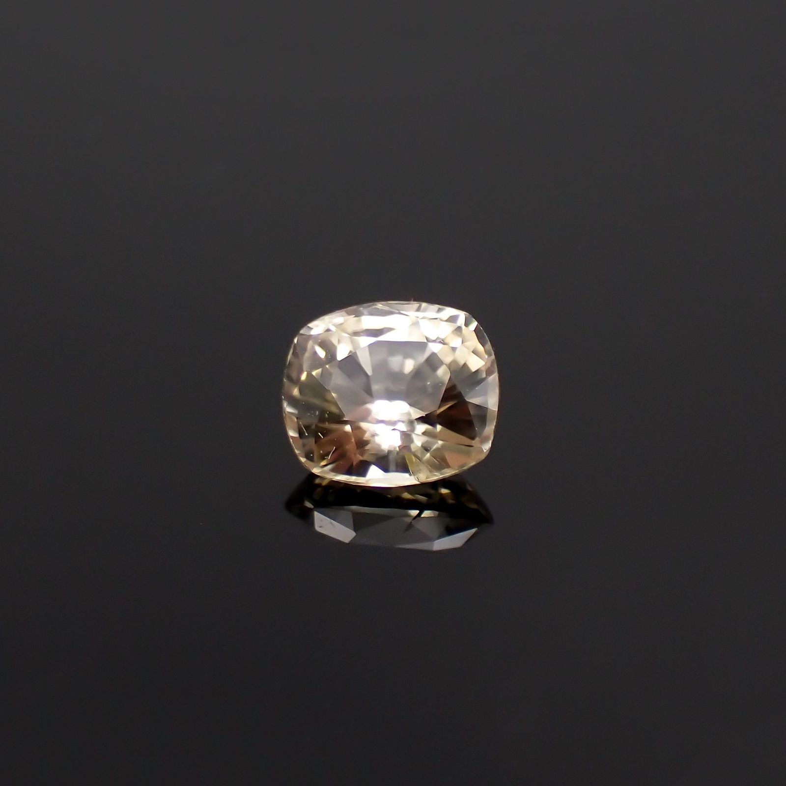 シンハライト(宝石名シンハライト)スリランカ産 0.65ct 識別済 [221219711]5.5x4.9mm前後
