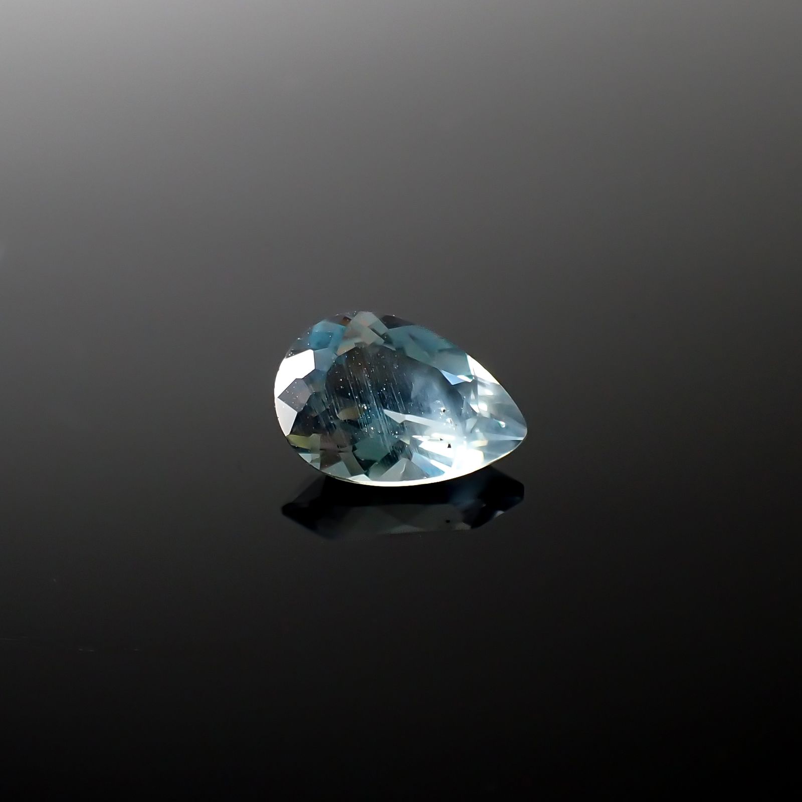 アパタイト フルオレッセンス ジンバブエ産 3.12ct[240527580]11.9x8mm前後