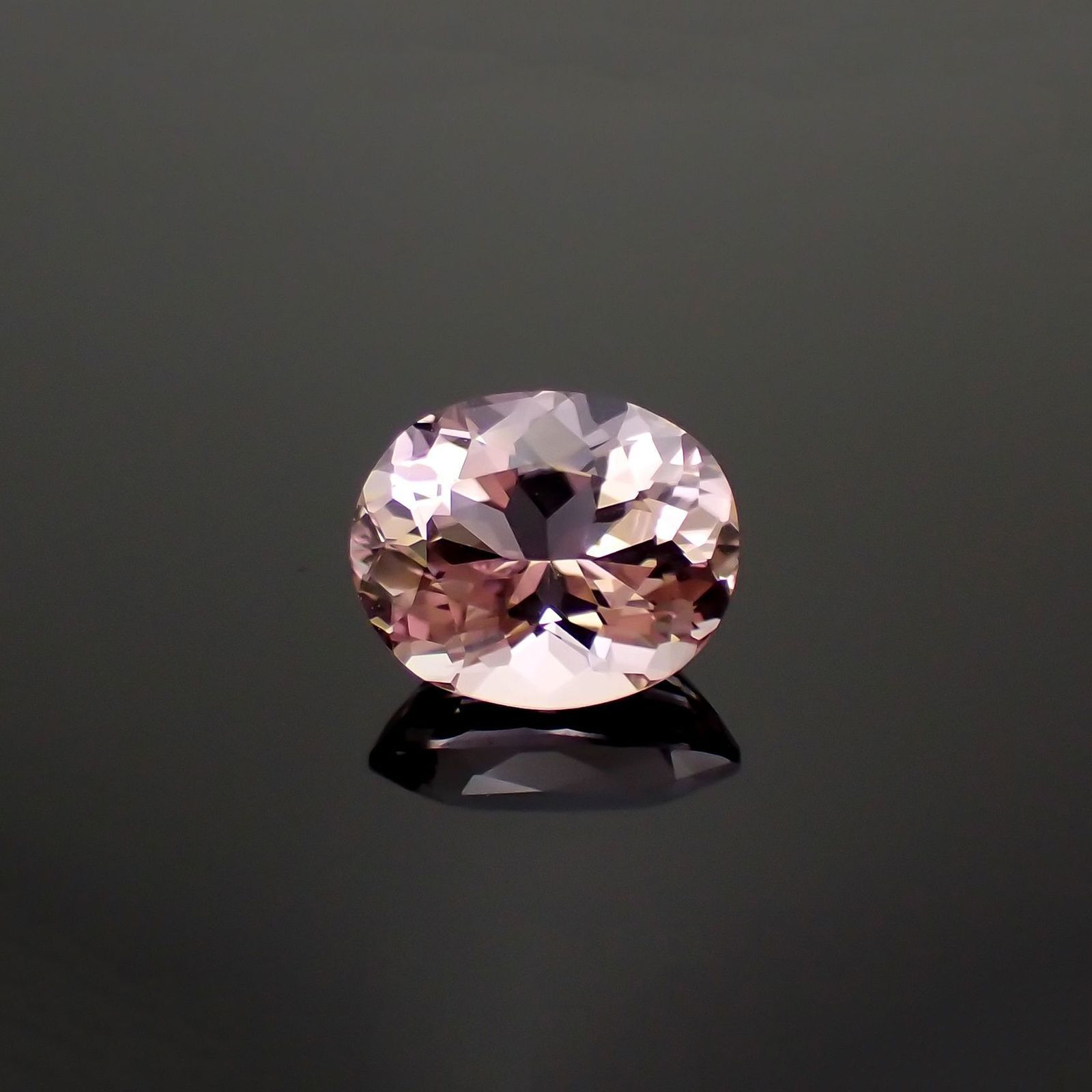 モルガナイト(宝石名モルガナイト)ナイジェリア産 ソ付(彩珠) 2.500ct / 9.8x8.1mm前後 [260318877]