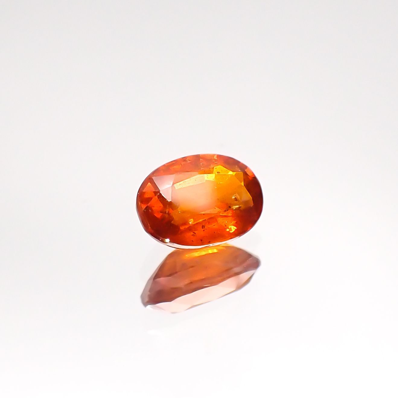 オレンジカイヤナイト(宝石名カイヤナイト) ネパール産 0.95ct 識別済[210812446]7×5mm前後