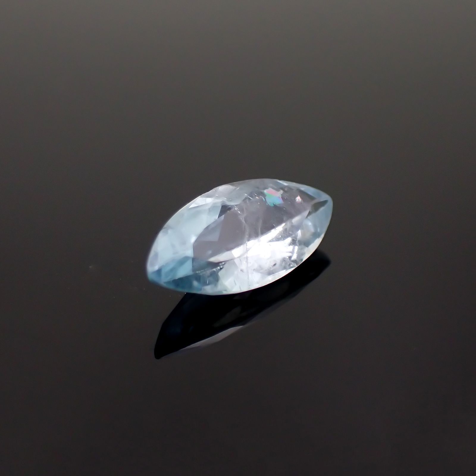 ユークレース(宝石名ブルー・ユークレース)コロンビア産 0.828ct ソ付(彩珠)[221018682]9.9x4.8mm前後