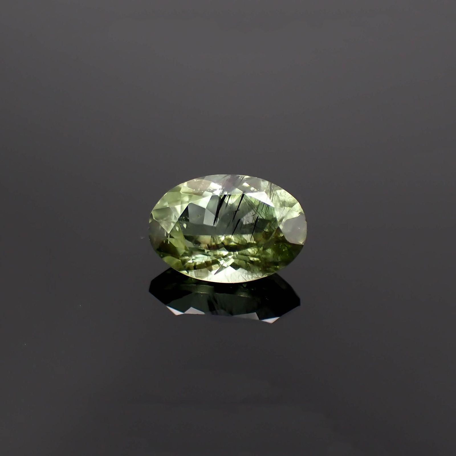 ルドウィジャイトインペリドット パキスタン産 1.66ct / 8.8x6.2mm前後 [260419514]