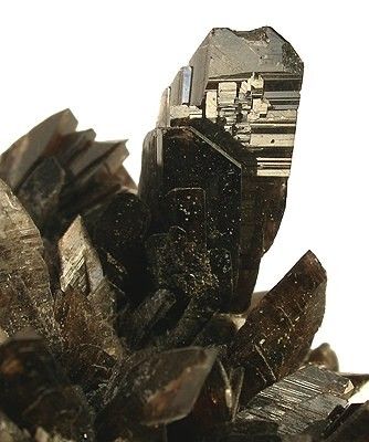 斧石アキシナイト：静謐に煌めく多色性の神秘と鉱物的魅力まで