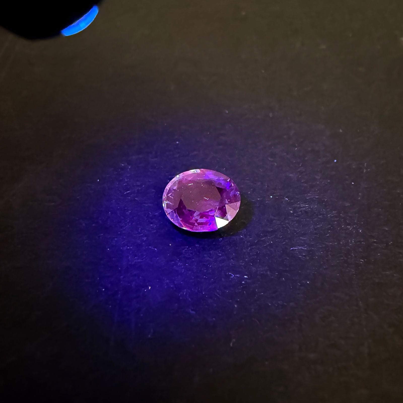 サファイア スリランカ/マダガスカル産 0.78ct / 6.1x5.1mm前後 [251031222]