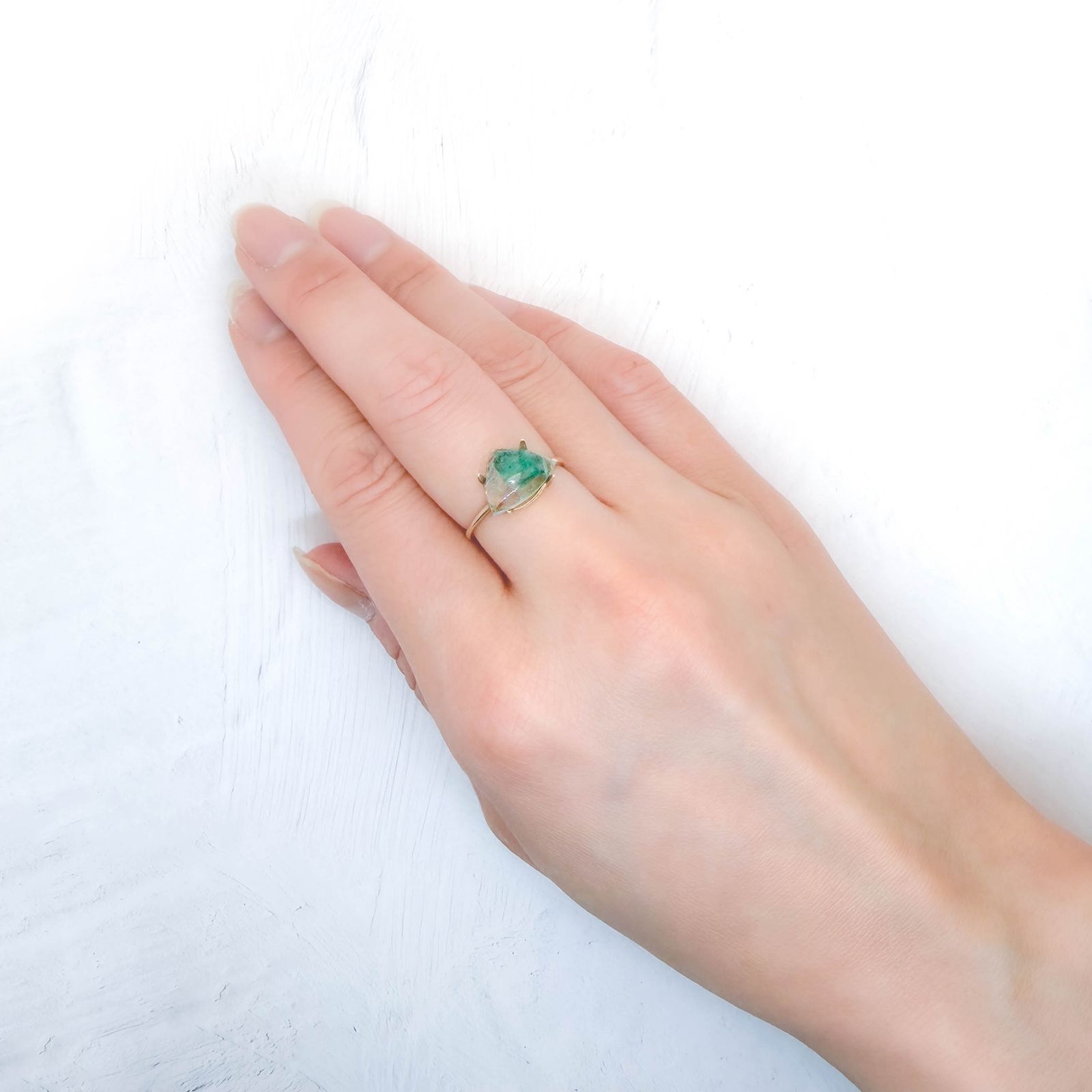 エメラルドインクォーツ ブラジル産 2.46ct / 8.9x11.7mm前後 [260432037]