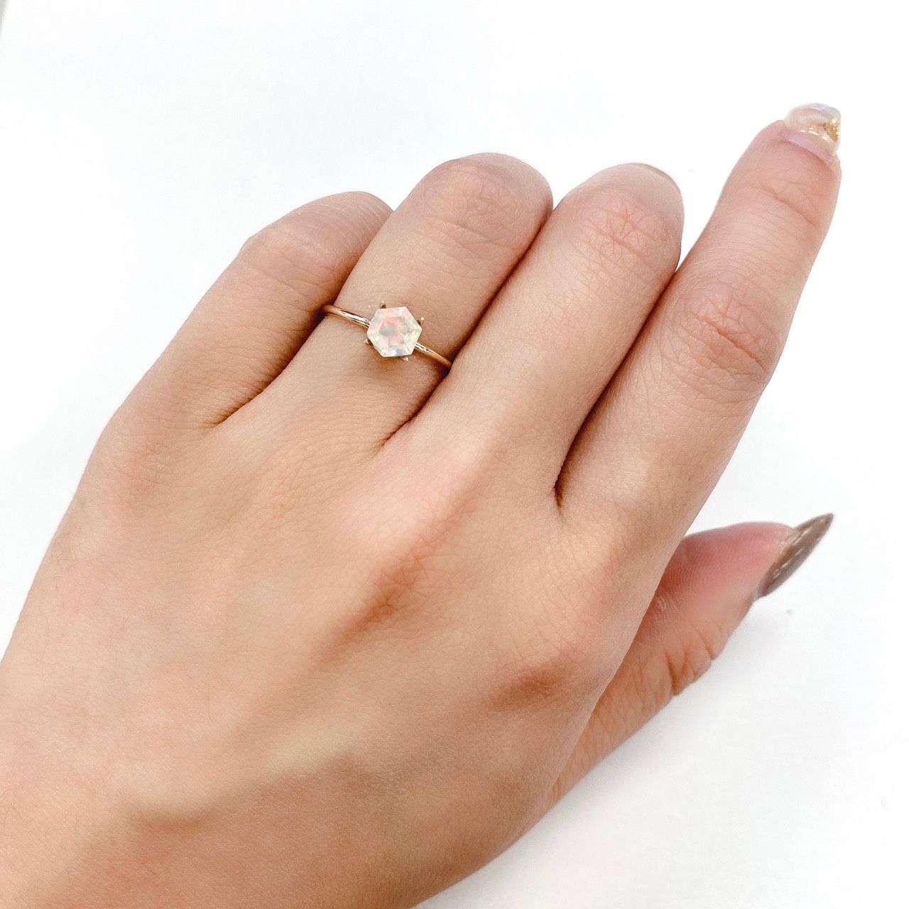 ◇ヘキサゴンカット◇エチオピアオパール エチオピア産 ルース 0.45ct[210611042]5.5×5.4mm前後