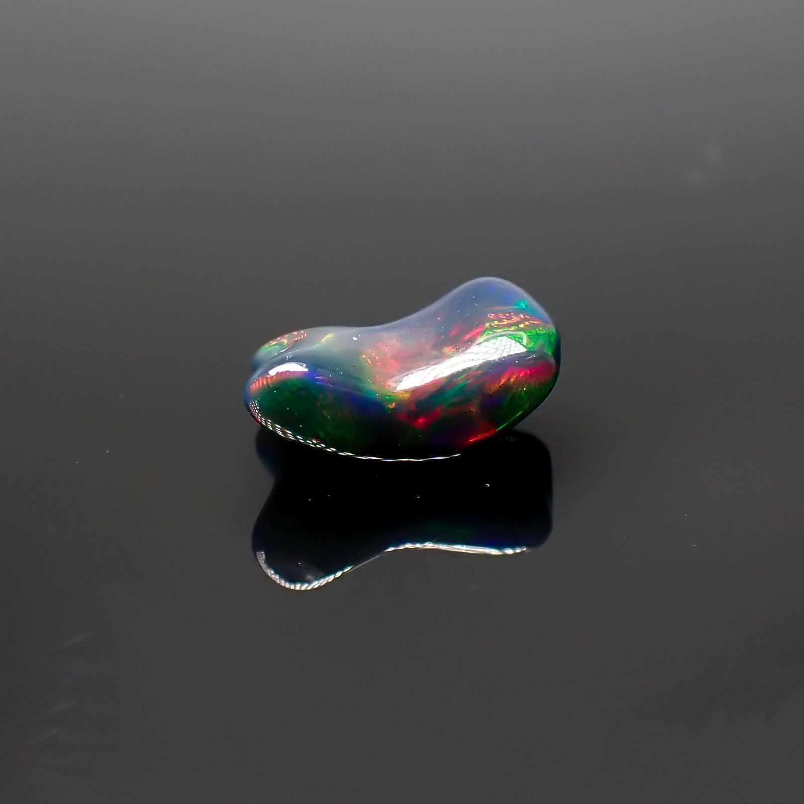 ◇バロック型◇ブラックオパール(宝石名オパール/加熱処理) エチオピア産 識別済 1.26ct / 10x6.5mm前後 [211013511]