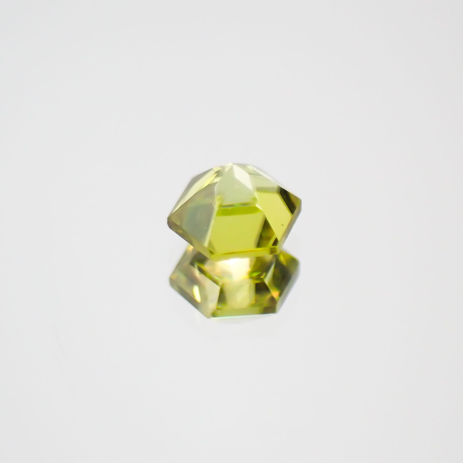 ◇ヘキサゴンカット◇スフェーン(宝石名スフェーン) マダガスカル産 0.18ct 識別済[210610962]3×3mm前後