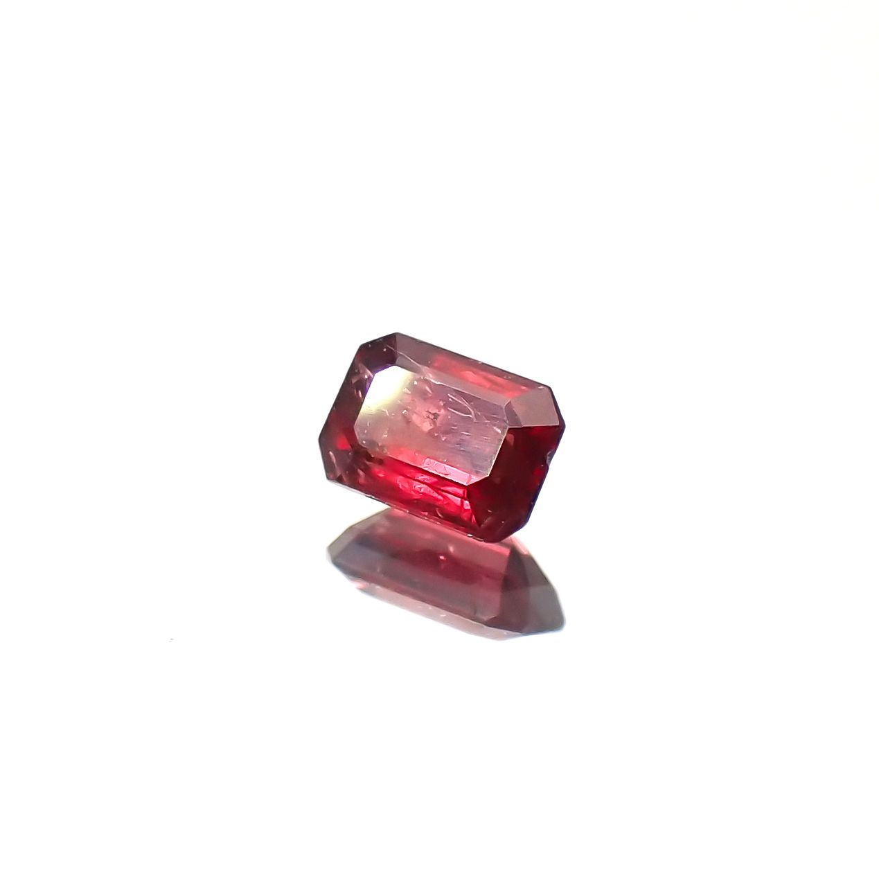 バーガンディーサファイア(宝石名サファイア)タンザニア産 0.24ct 識別済[240226289]3.9x2.7mm前後