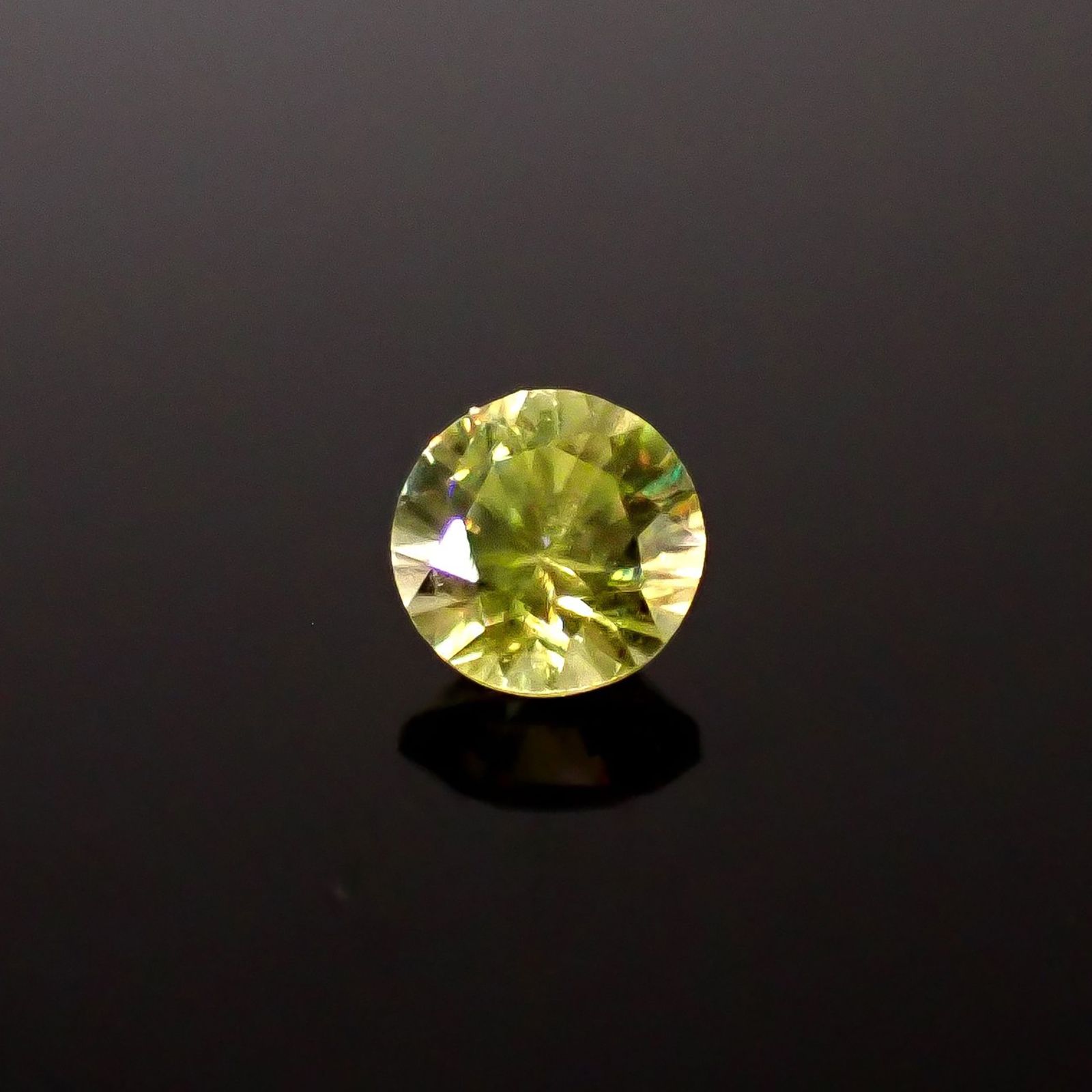 スフェーン(宝石名スフェーン)マダガスカル産 識別済 0.43ct / 4.5x4.5mm前後 [251231363]