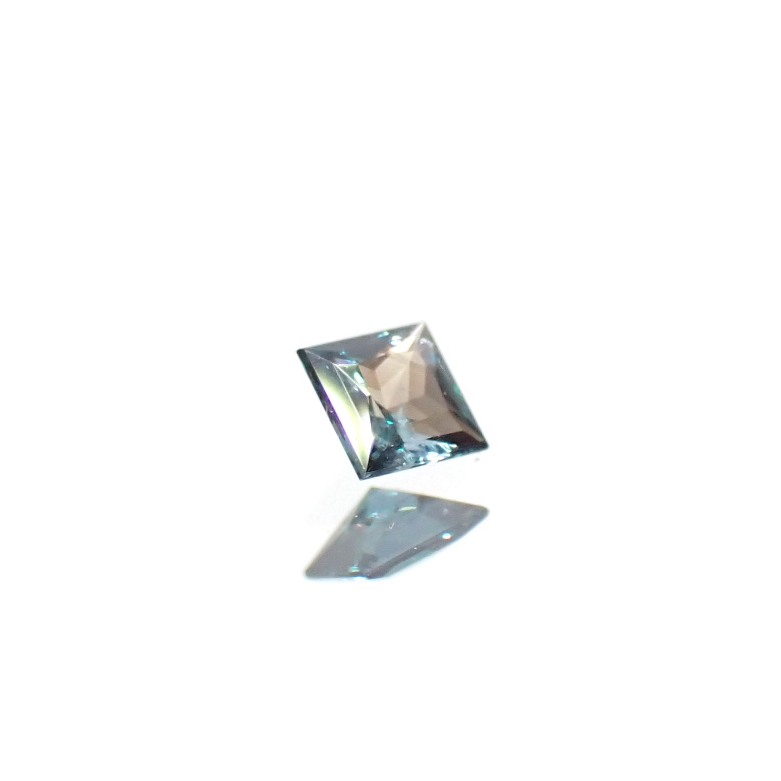 ◇プリンセスカット◇アレキサンドライト ブラジル産/EmeraldMains社製 0.065ct[240527590]2.3x2.3mm前後