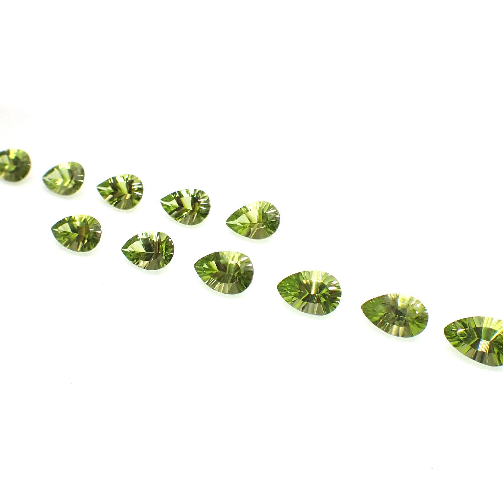 <ランダムセレクト1個販売>◇コンケーブカット◇ペリドット 中国産 約1.05-1.36ct[230722578]9x6mm前後