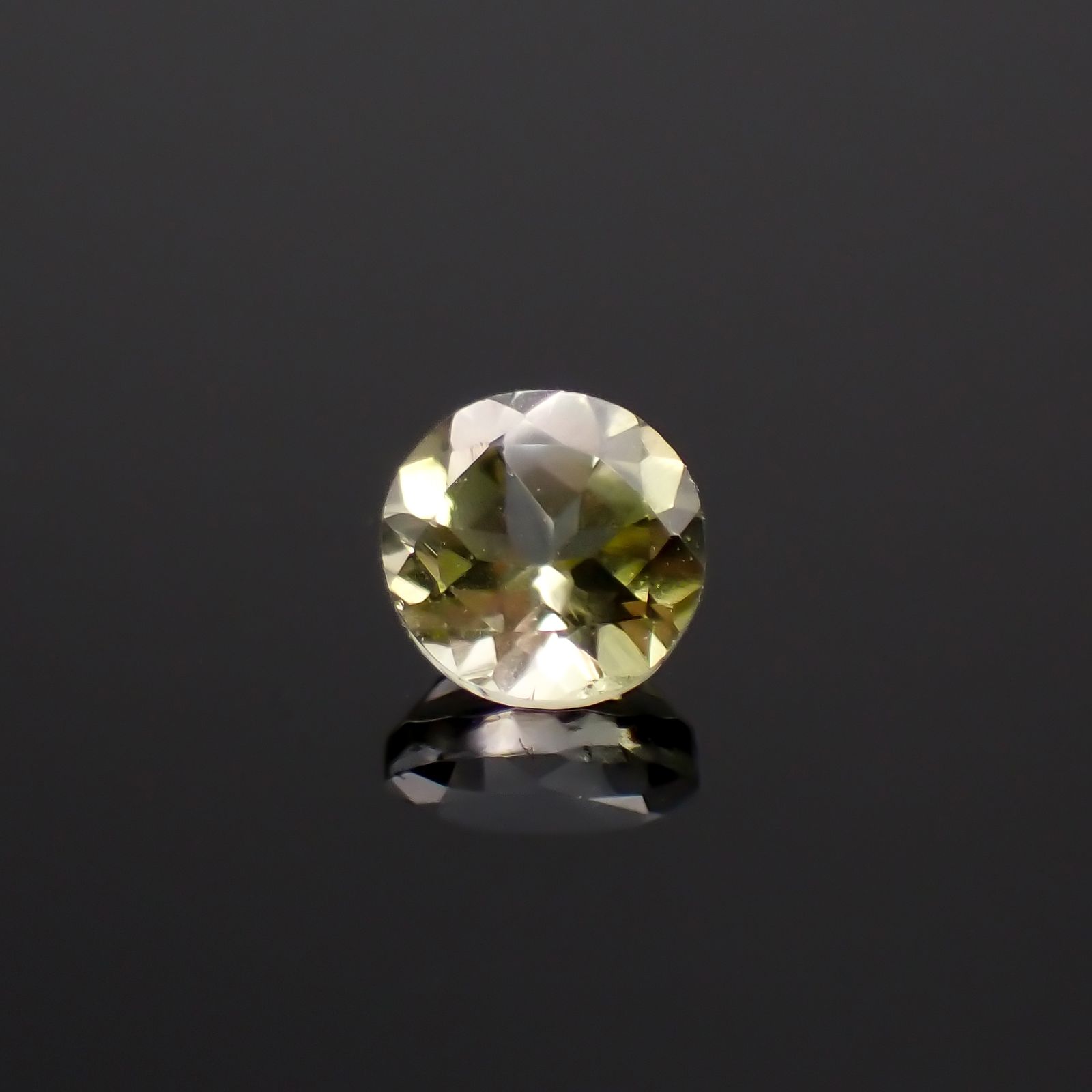 グリーントルマリン(宝石名グリーン・トルマリン)ブラジル産 0.27ct 識別済[231023858]4x4mm前後