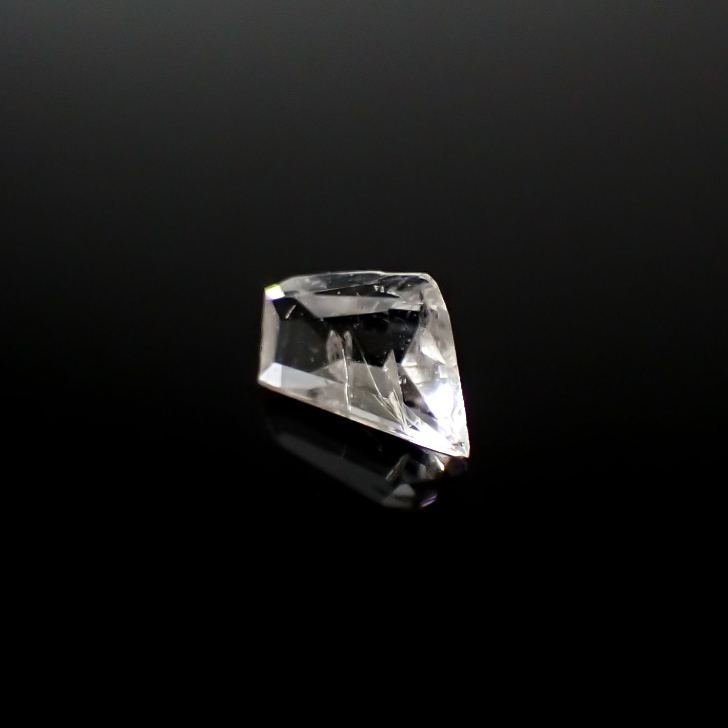◇カスタムカット◇ポードレッタイト(宝石名ポードレッタイト)ビルマ産 0.157ct ソ付(彩珠)[240628439]5.4x3.1mm前後