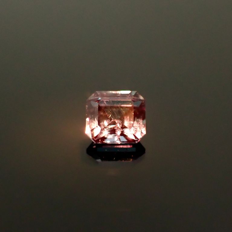 電球色(ライト)の照射でカラーチェンジ