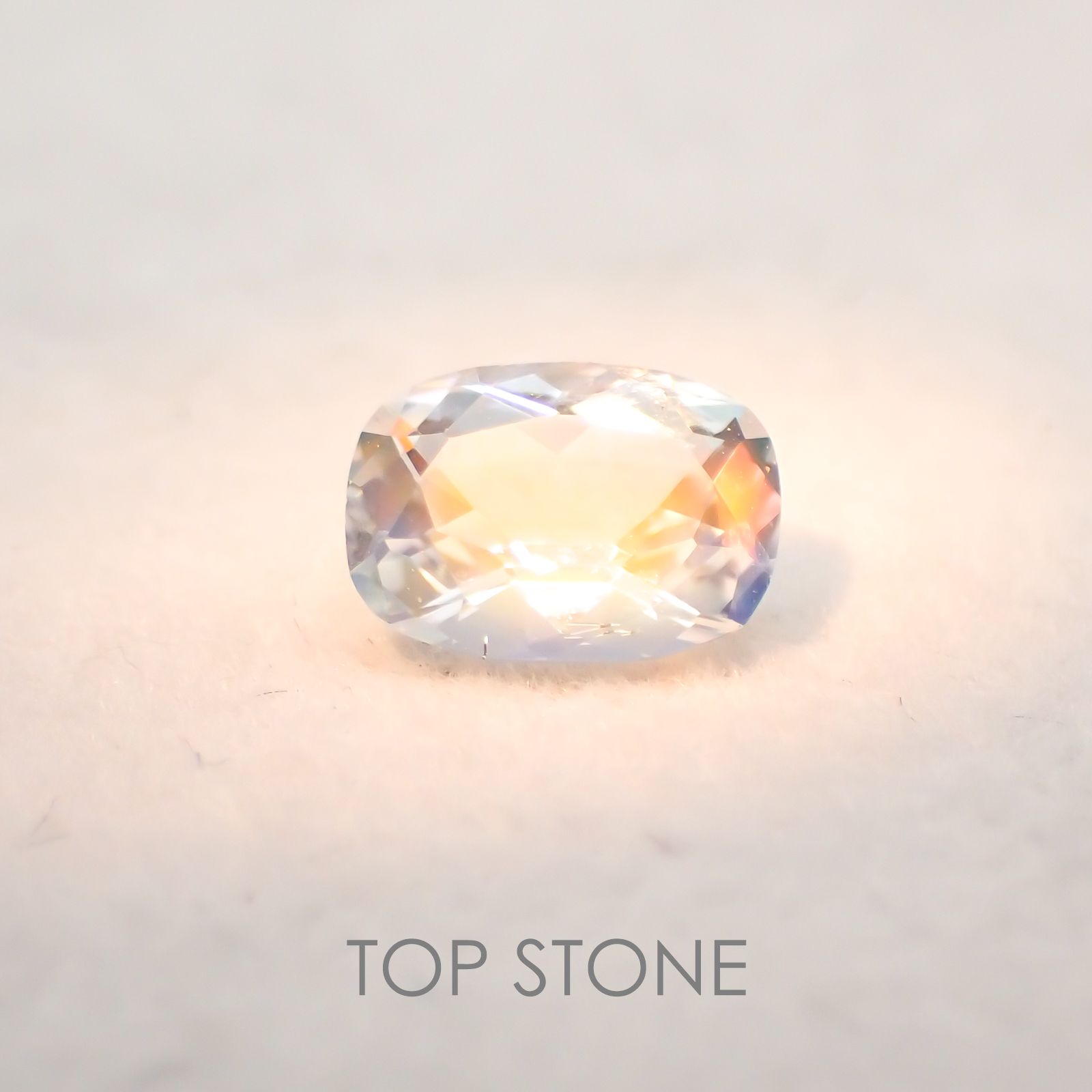 レインボームーンストーン(アンデシンラブラドライト) マダガスカル産 ルース 0.67ct[210310393]6.7×4.9mm前後