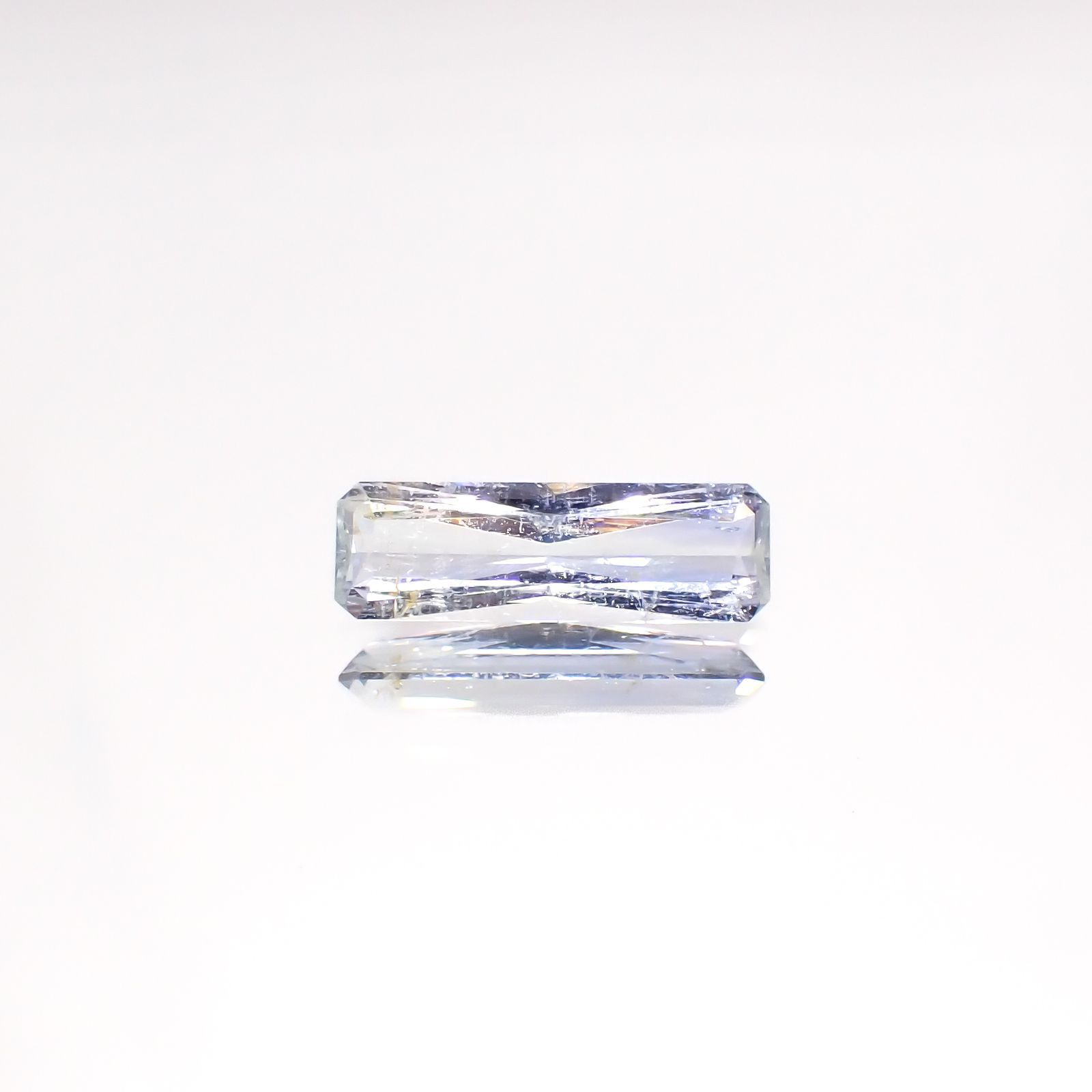 ジェレメジェバイト(宝石名エレメジェバイト)ナミビア産 0.904ct ソ付(彩珠)[220616455]11.4x3.6mm前後