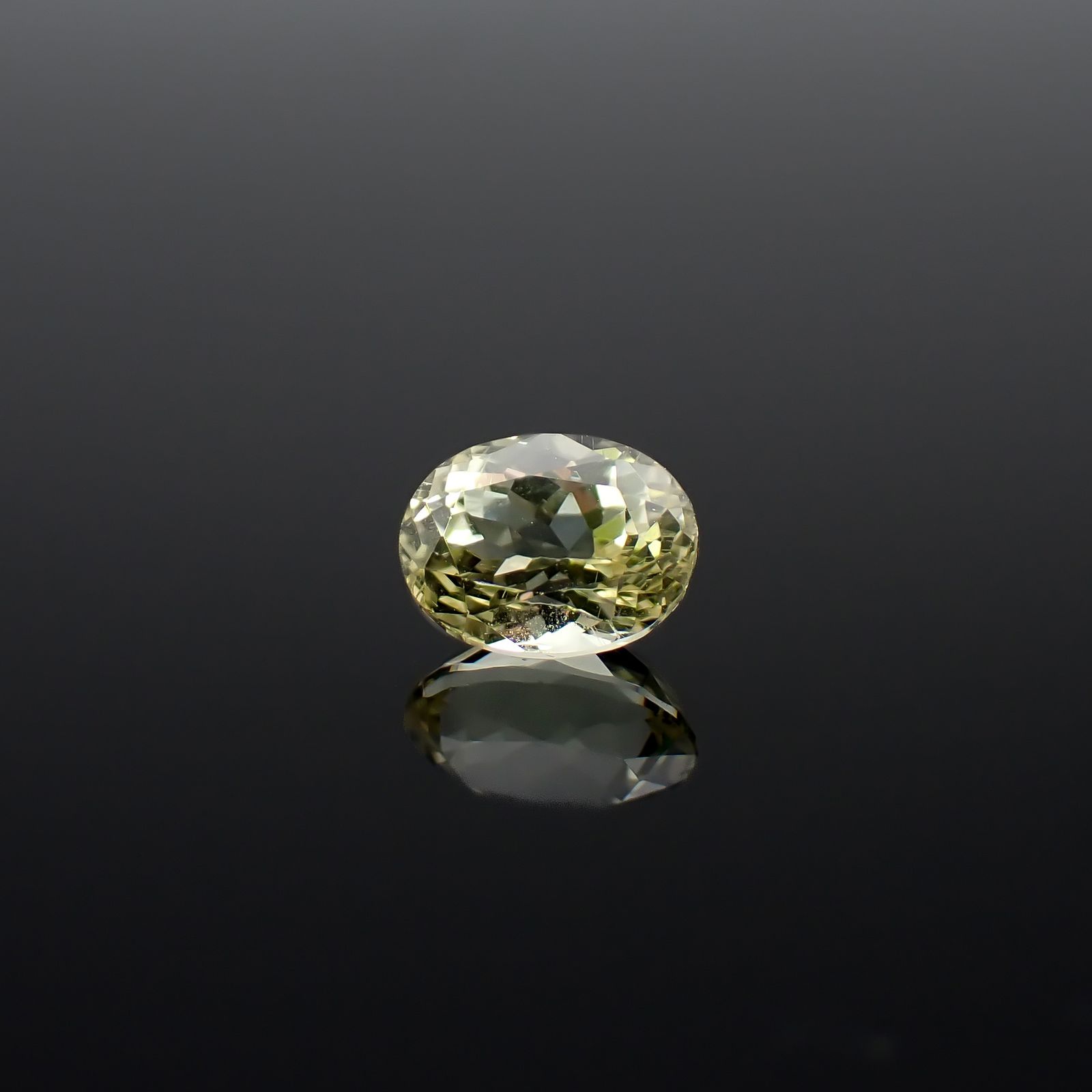 イエローアパタイト メキシコ産 1.03ct / 6.8x5.1mm前後 [260632465]