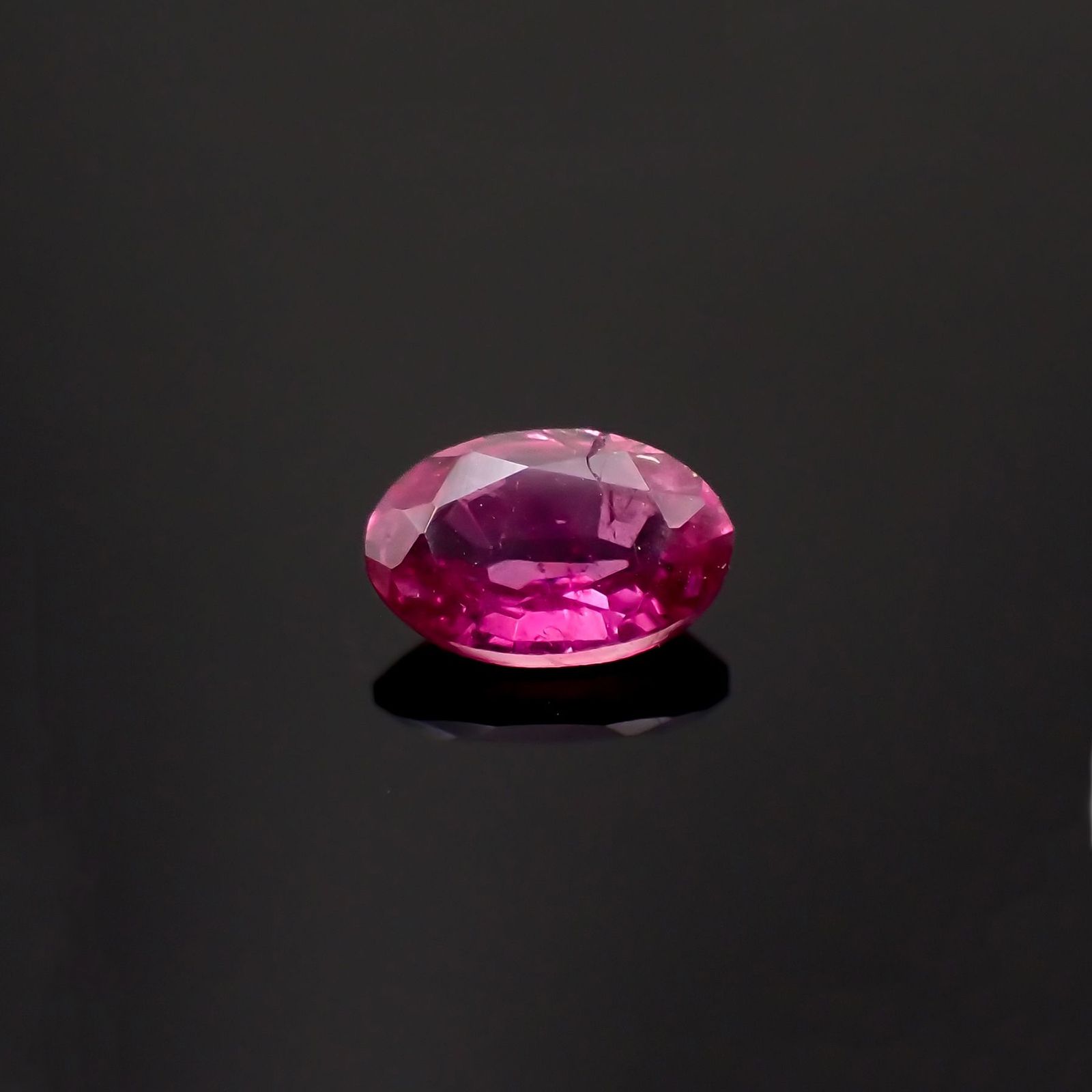 ウィンザーサファイア タンザニア・ウィンザー産 0.31ct / 4.9x3.1mm前後 [230421405]