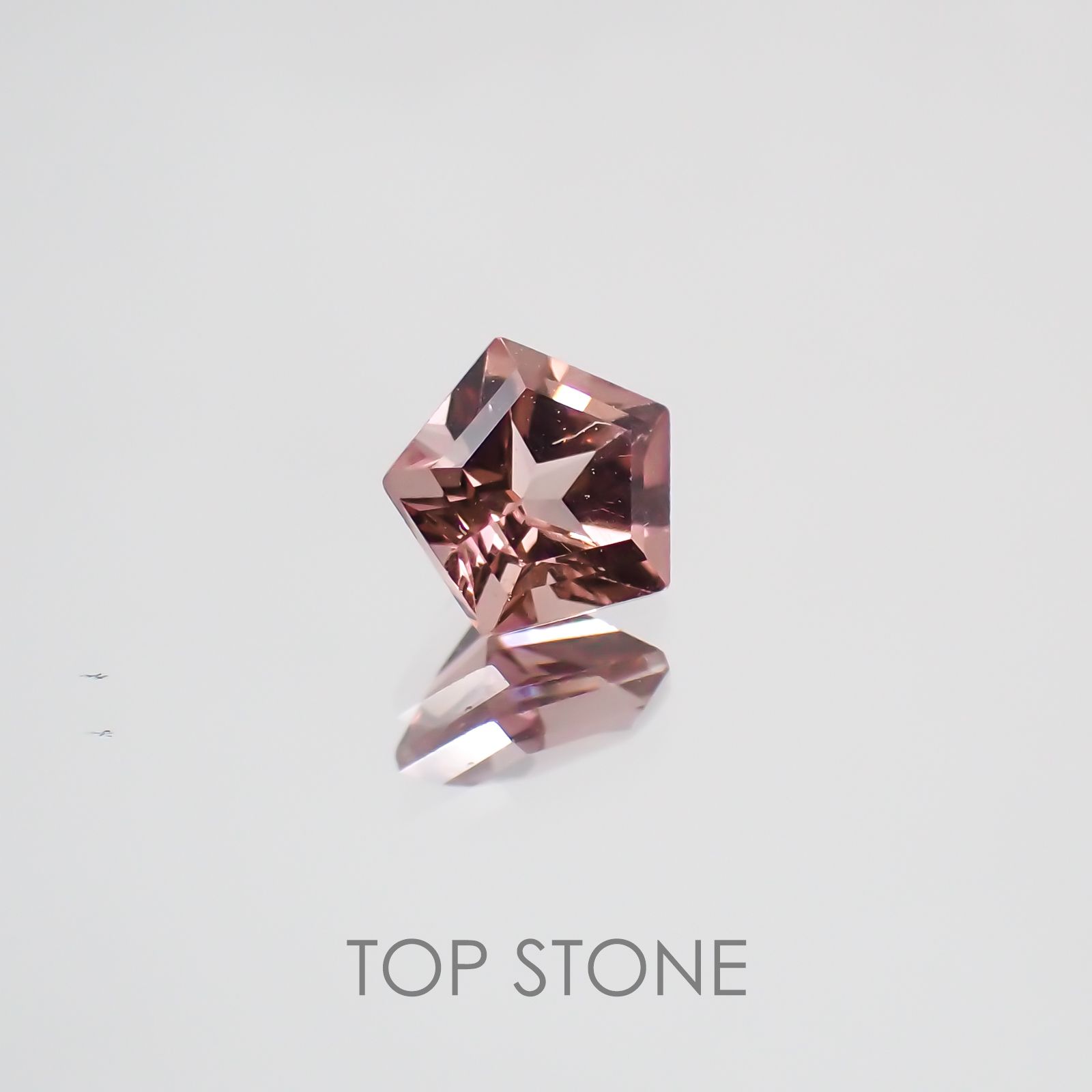 ◇ペンタゴンカット◇マラヤガーネットSA タンザニア産 ルース 0.32ct[210210088]4.2×4.4mm前後